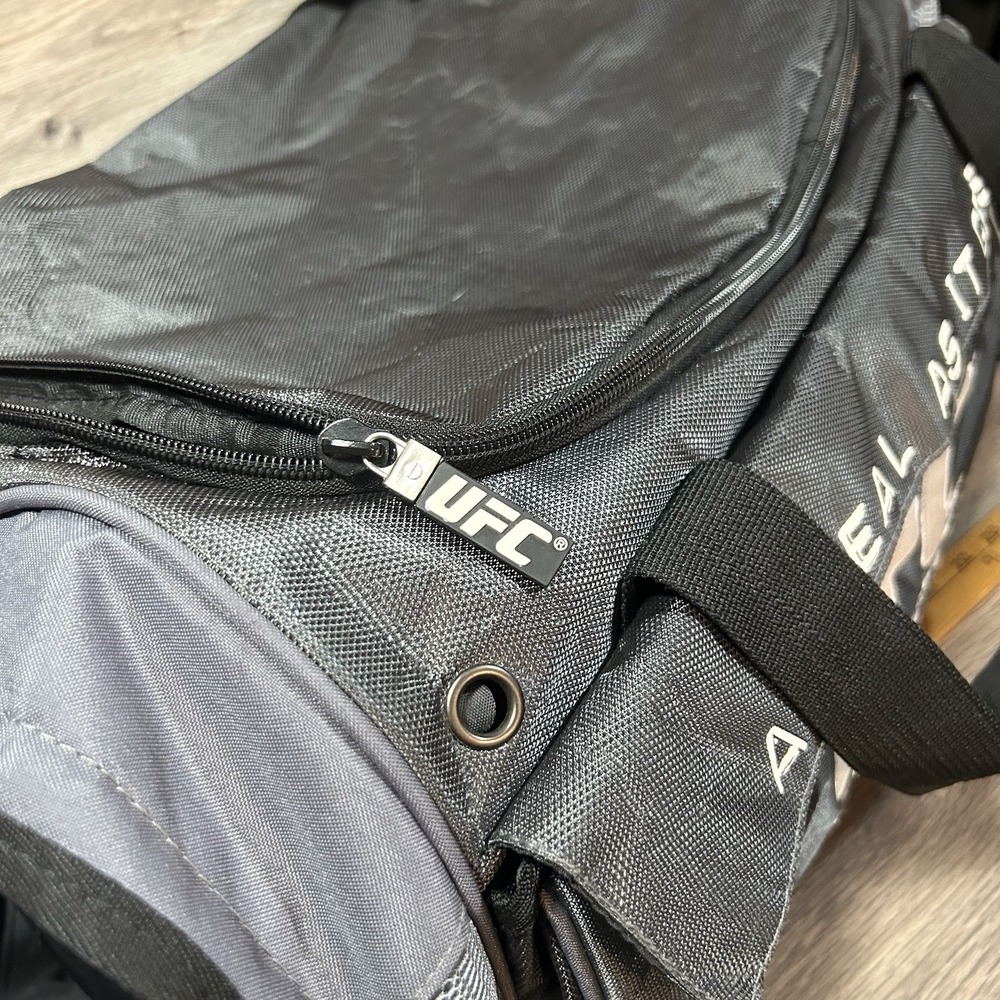 2007 Authentic UFC Ultimate Fighting Championship Large Gym/Duffle Bag - Picture 8 of 10